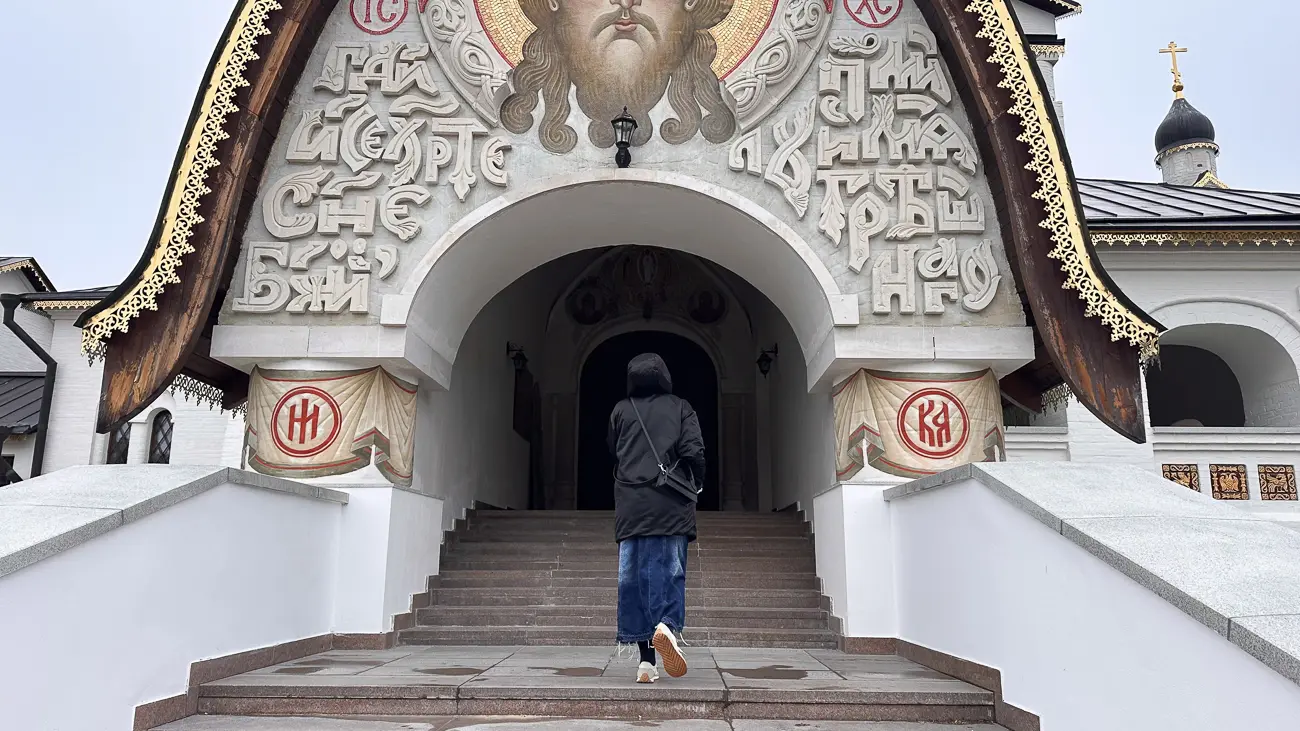 «Она же была барби, а тут стоит — монашенка в платке»